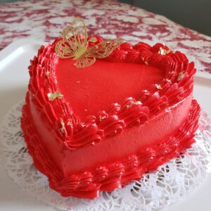 Cake en Forma de Corazón Decorado en Rojo – Ideal para Momentos Especiales