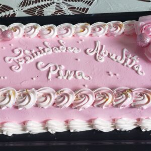 Cake Rosa Decorado con Relleno de Leche Condensada – 45×23 cm